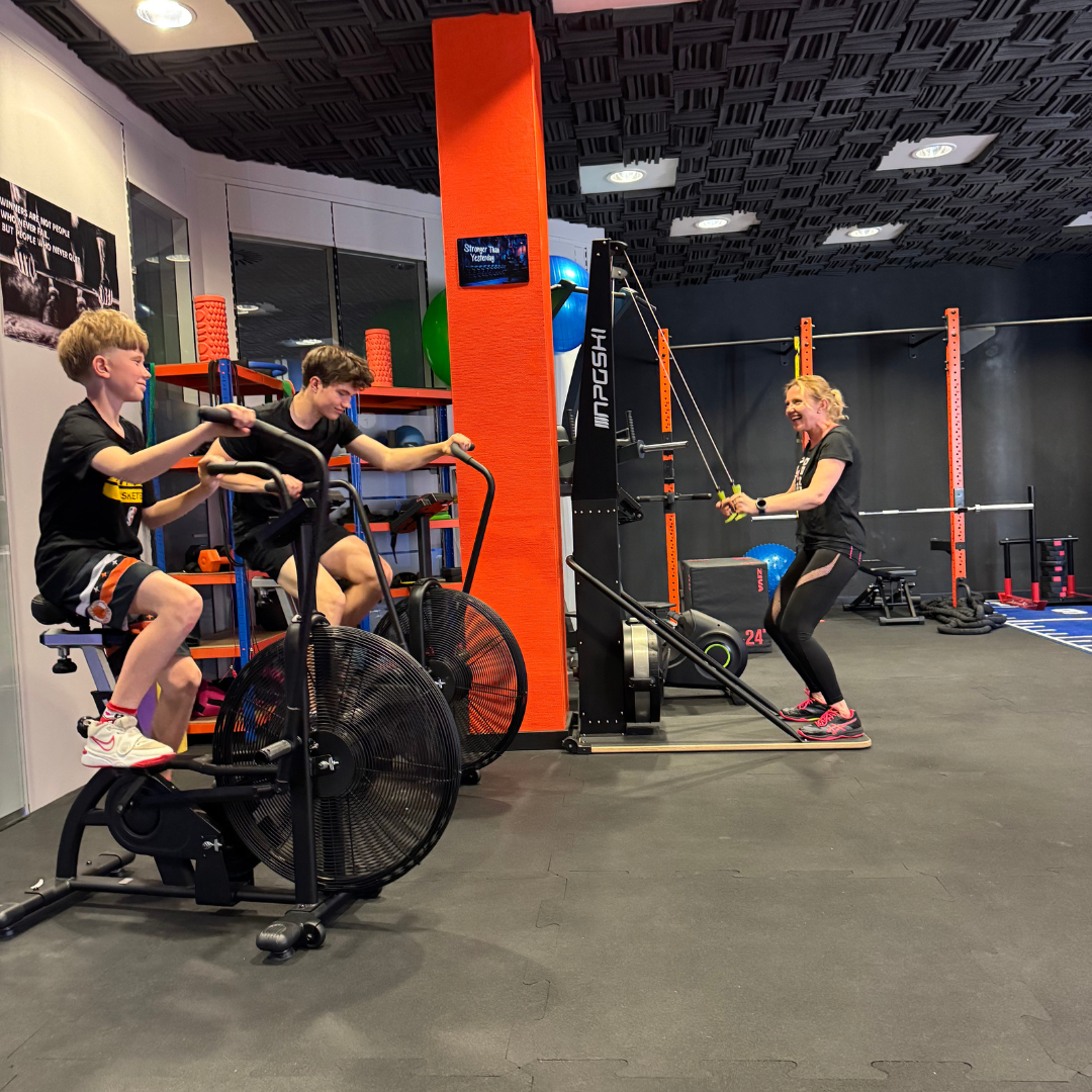 Trainiere mit deinem Teenager – Eure gemeinsame Sommerzeit bei FitVIP.de