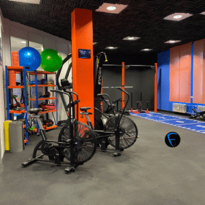 Modernes Personal Training Studio FitVIP.de Frankfurt (Oder) – Innenansicht mit Air Bike